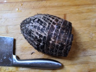 1、芋丝饼,准备芋头大半个（约500g左右）。