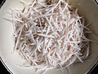 2、芋丝饼,去皮洗净，擦成丝。