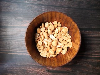 3、芋丝饼,准备熟花生一把。