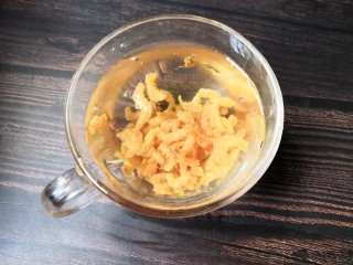 5、芋丝饼,虾米提前用清水泡一下。