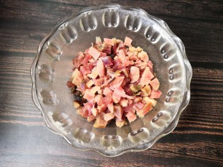 6、芋丝饼,腊肉切小丁。