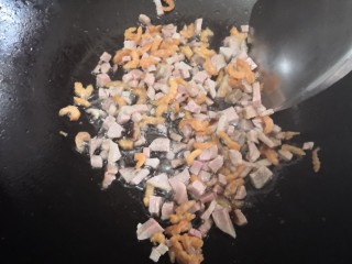 7、芋丝饼,锅加入一点点油，把腊肉和虾米炒出香味。