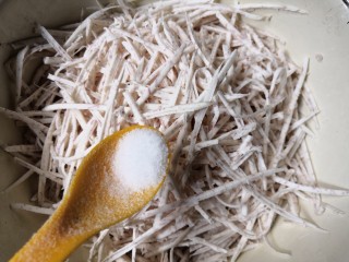 8、芋丝饼,把擦好的芋丝加入适量盐（盐不要加太多，因为腊肉本身有盐味）。