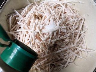 9、芋丝饼,加入一点点五香粉。