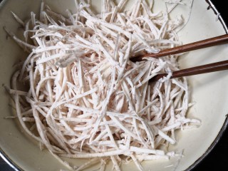 11、芋丝饼,用筷子搅拌均匀。