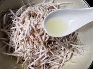 10、芋丝饼,加入一勺油。