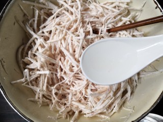 12、芋丝饼,加入1勺清水。