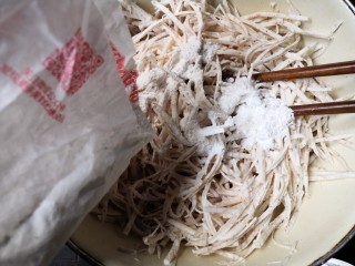 13、芋丝饼,倒入沾米粉，沾米粉不要一次性倒入完，分次加入沾米粉搅拌均匀，如果中途加沾米粉搅拌感觉有点干，可以再加入适量清水。