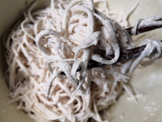 14、芋丝饼,搅拌均匀至芋丝表面都裹上一层沾米粉。