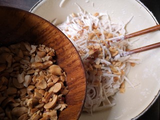 15、芋丝饼,倒入熟花生碎。