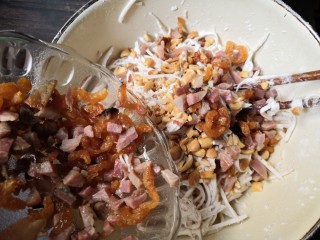 16、芋丝饼,再倒入腊肉粒，小虾米。