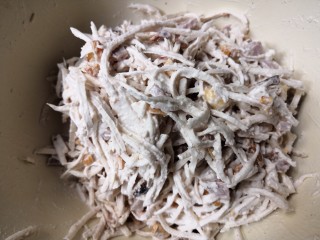17、芋丝饼,搅拌均匀。