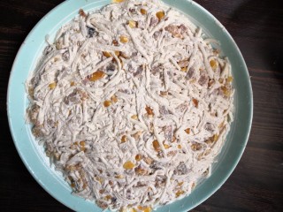 18、芋丝饼,盘中摸一点点油，把芋丝装入盘中，压实。