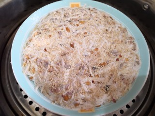 20、芋丝饼,蒸锅中加入适量清水烧开，放入芋丝。