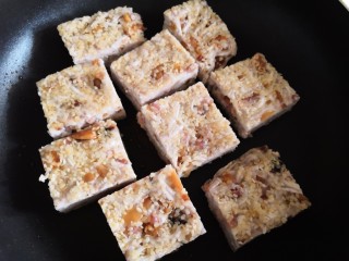 23、芋丝饼,锅中倒入一点点油烧热，放入芋丝饼。