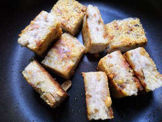 24、芋丝饼,中小火煎至表面微黄即可。