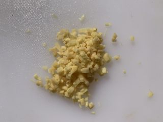 3、凉拌海带丝,生姜切末备用