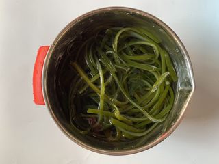 7、凉拌海带丝,煮好的海带丝捞出,用冷水浸泡一下后沥水捞出