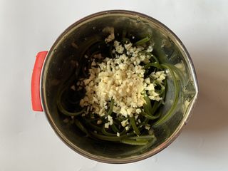 9、凉拌海带丝,加蒜末