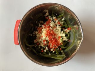 10、凉拌海带丝,加辣椒碎