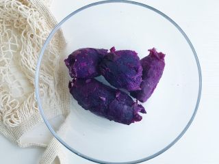 1、紫薯芝士风味球,蒸熟后的紫薯剥去外皮放进碗里