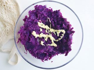 2、紫薯芝士风味球,用勺子将紫薯碾压成泥 可以挤入适量的色拉酱搅拌均匀 这样的话紫薯泥会更加顺滑