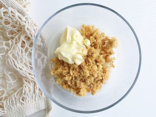 3、紫薯芝士风味球,另取一个碗倒入肉松和色拉酱 搅拌均匀备用