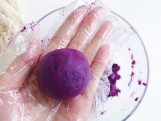 5、紫薯芝士风味球,然后包裹住食材搓成圆球如图