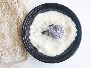 6、紫薯芝士风味球,然后将搓好的紫薯球放进椰蓉里滚上一两圈 均匀的沾满椰蓉