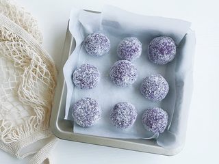 7、紫薯芝士风味球,将做好的紫薯球放入烤盘（记得垫上油纸）上下火180度烤十分钟左右即可