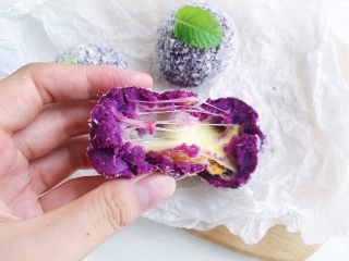 10、紫薯芝士风味球,紫薯的甜糯 芝士的咸香 以及肉松独特的口感 趁热吃 还可以拉丝哦