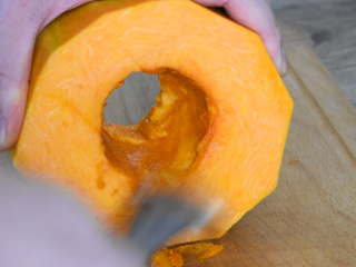 1、只需一根牙签,新手也能做出以假乱真的漂亮,黄金南瓜包,先将南瓜去皮,刮干净内壁