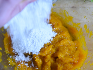 4、只需一根牙签,新手也能做出以假乱真的漂亮,黄金南瓜包,再倒入400g糯米粉