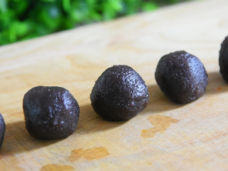 6、只需一根牙签,新手也能做出以假乱真的漂亮,黄金南瓜包,取15g豆沙,揉搓球