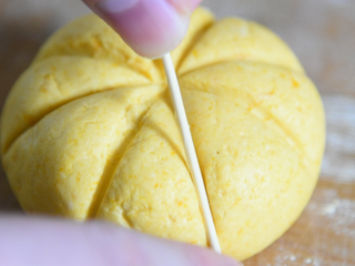 9、只需一根牙签,新手也能做出以假乱真的漂亮,黄金南瓜包,取一根牙签,四面轻轻按压成南瓜纹路