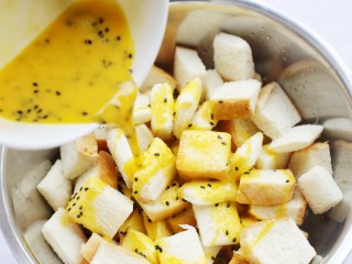 7、超好吃的蛋烤吐司块,将鸡蛋液倒入装土司的盘中。