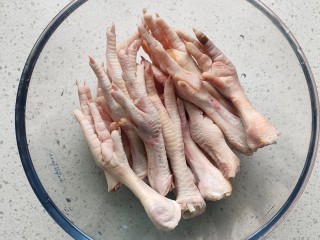 1、香辣卤鸡爪,鸡爪洗净