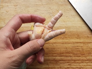 3、香辣卤鸡爪,中间厚的部分划一刀，更入味