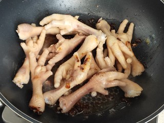 8、香辣卤鸡爪,倒入鸡爪