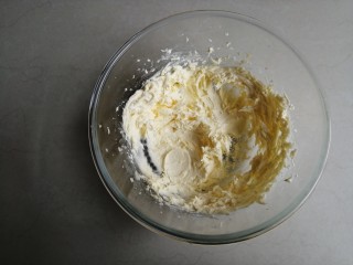 3、花生酥饼,用电动打蛋器打至膨发的状态