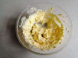 5、花生酥饼,每加入一次就用打蛋器打发几下,拌均匀后才加入下个蛋黄