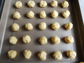 10、花生酥饼,分成26个小面团,大概15克一个,搓圆