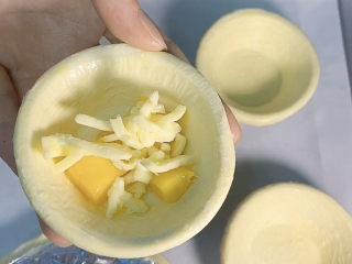 5、芝士芒果酥,加入适量芝士碎