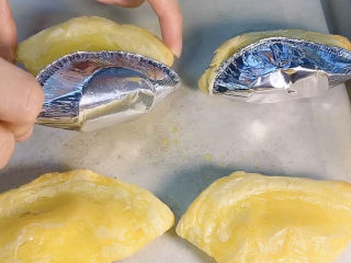 8、芝士芒果酥,15分钟后拿出来去掉锡纸壳