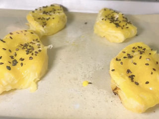 11、芝士芒果酥,再入烤箱烤五分钟即可