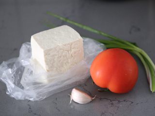 1、番茄豆腐汤,材料准备好