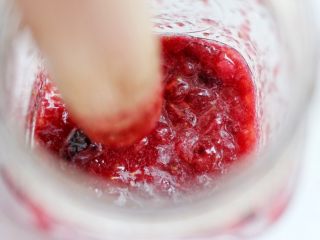 7、水果茶,把草莓丁和车厘子丁放入杯子中挤压出汁水，肉压成泥状