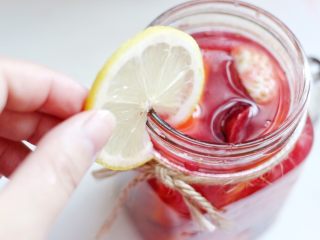 10、水果茶,再用柠檬做装饰