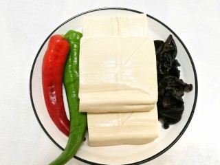 1、家常豆腐,准备好食材。
