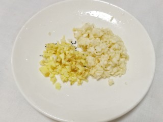 4、家常豆腐,姜蒜切末。